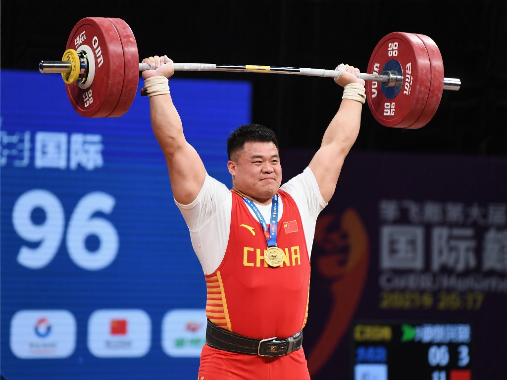 钱飞翔勇夺男子96公斤级总成绩金牌 钱飞翔在最近的国际重量级比赛中,以卓越的